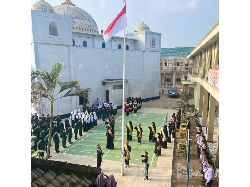 SMP Islam Darul Quran Hanif Gelar Upacara Hardiknas 2025 dengan Nuansa Budaya Islami
